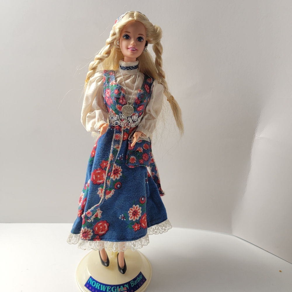 Norwegian Barbie Dolls Of The World Collection 1995 Vintage Collectible - Picture 2 of 10